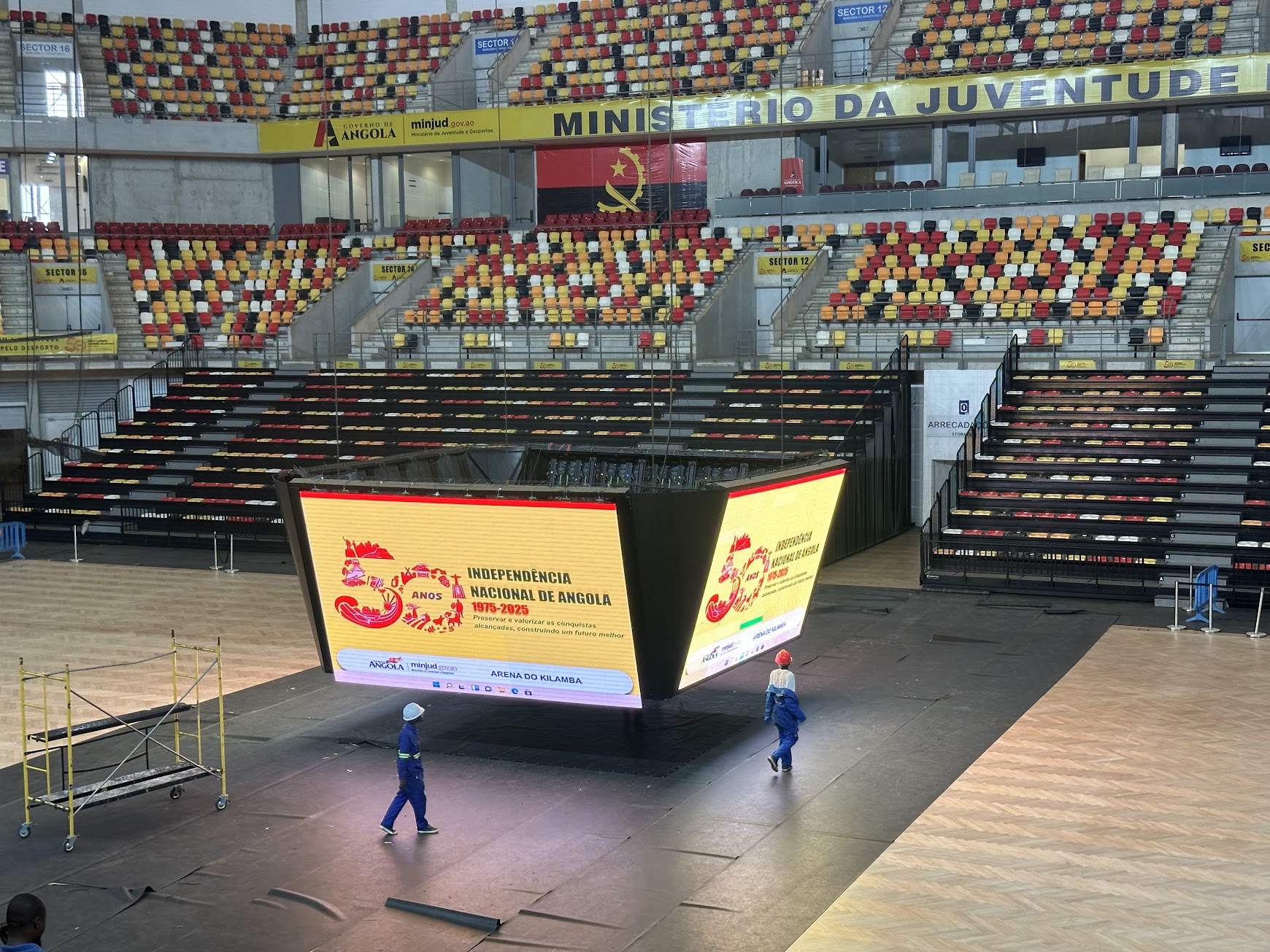Tela LED gigante instalada num pavilhão desportivo